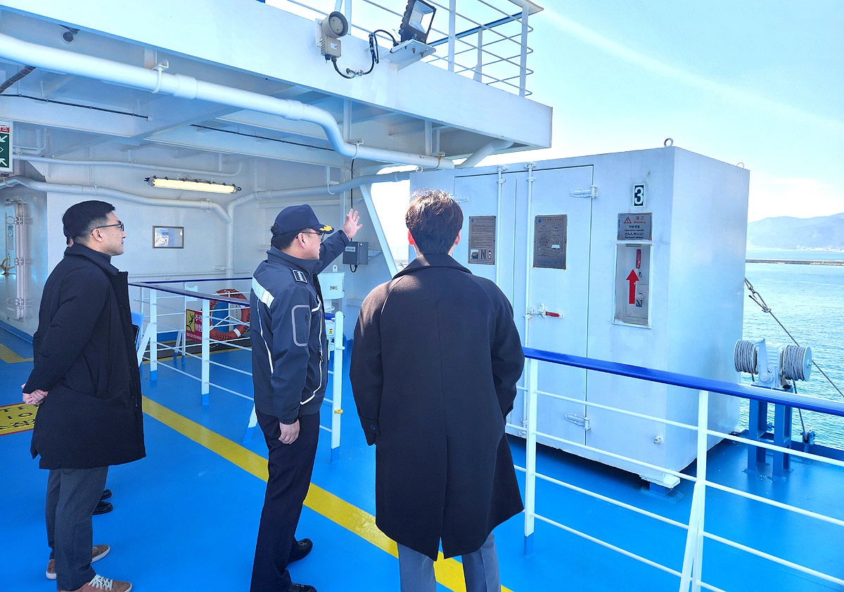 15일 운항 재개를 앞둔 울릉 썬플라워 크루즈호에 대해 해양경찰이  안전검검을 하고 있다(울진해경제공)