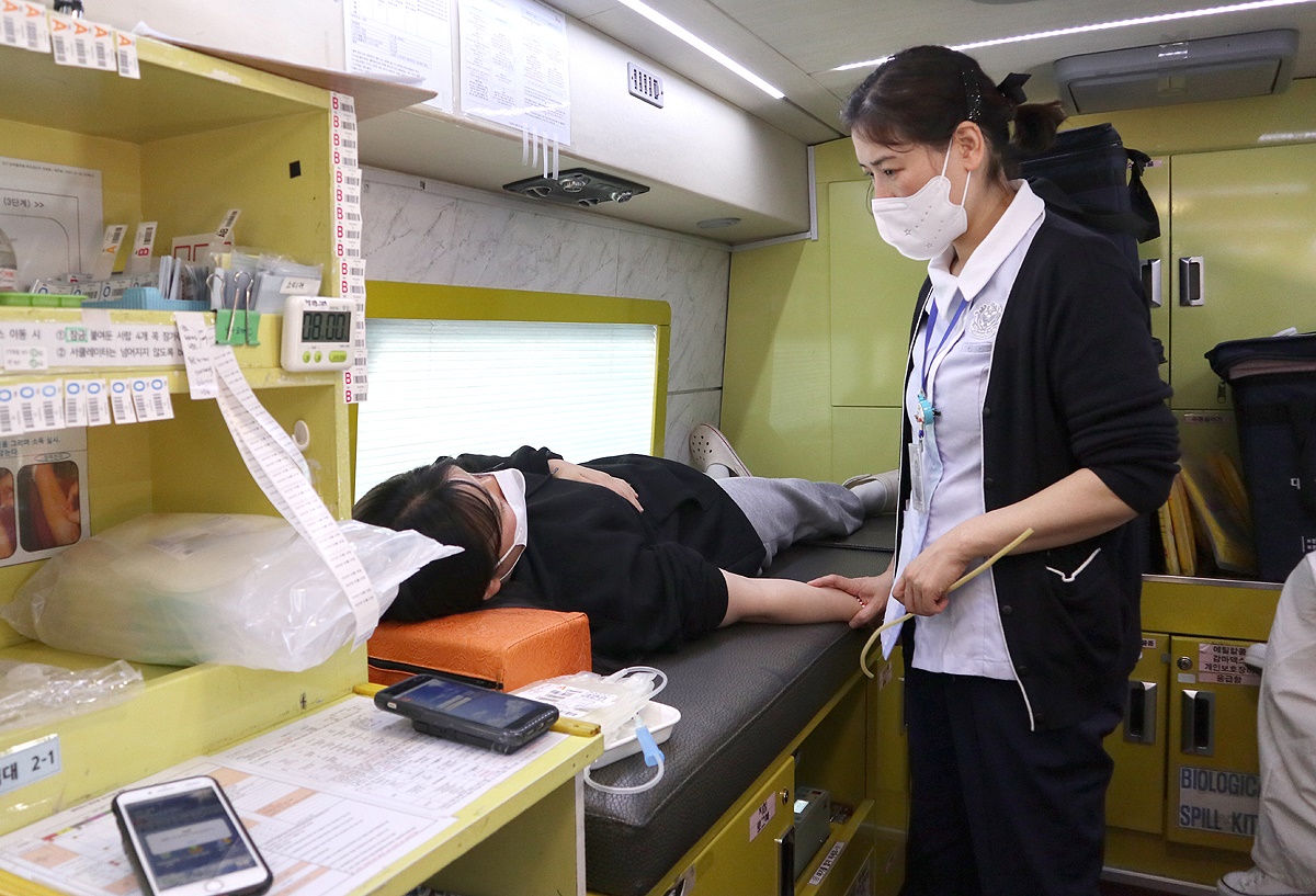 북전문대 한 재학생이 사랑의 헌혈에 동참하고 있다(경북전문대 제공)