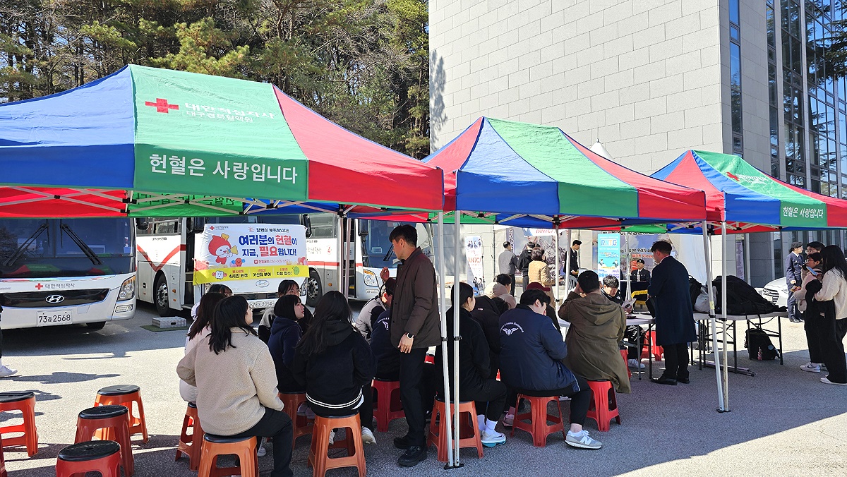 경북전문대 제학생들이 사랑의 헌혈에 동참하기위해 순서를 기다리고 있다(경북 전문대 제공)