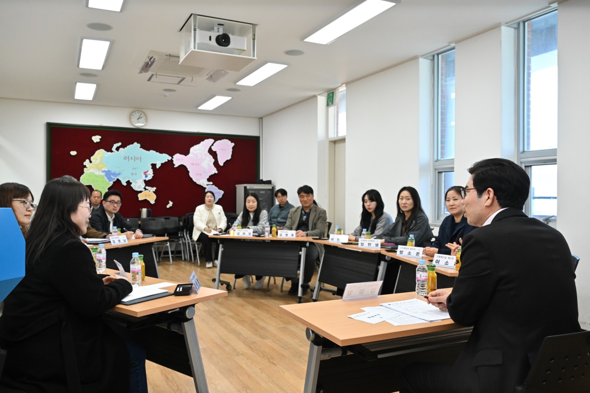 김광열 영덕군수가 아이를 키우는 영덕군 여성 직원들을 만나 소통하고 있다.[영덕군 제공]