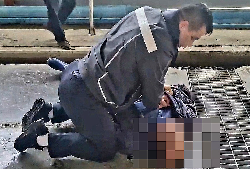16일 오전 11시 55분쯤 경북 울릉도 저동항에서 심정지 상태를 보인 60대 남성이 강원 동해 해경의 응급조치로 목숨을 건졌다. 사진은 당시 심폐소생술 장면. (동해해양경찰서 제공)