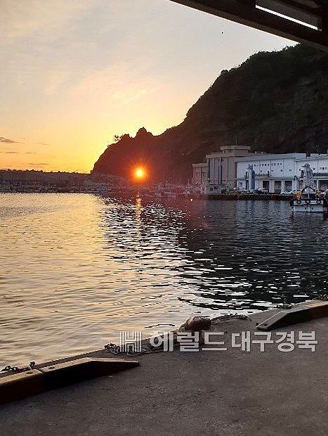 국가지질공원으로 지정된 울릉 저동항 촛대암 우측 해안산책로 입구 절벽아래 구멍바위(일명 공룡바위) 속으로  아침 해가뜨는 모습이 신비롭다 (사진=김성권 기자)