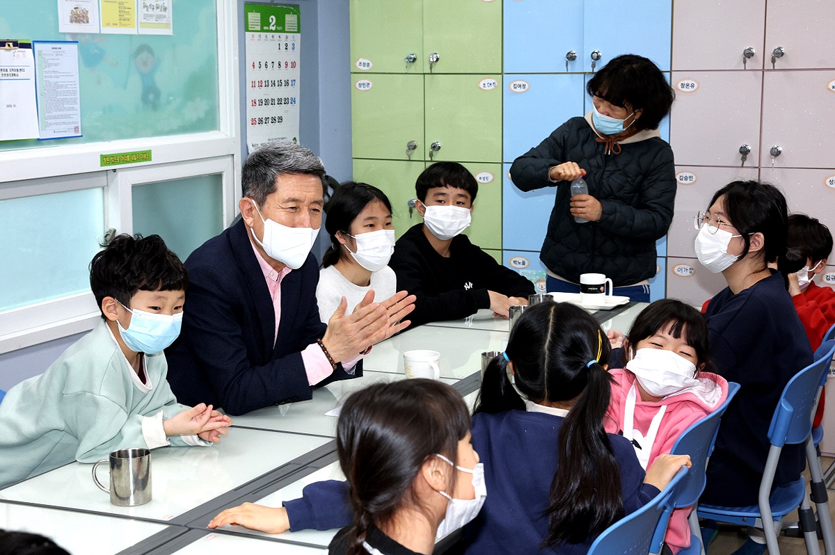 지난 2월 지역아동센터를 방문한 이강덕 경북 포항시장이 어린들과 대화하고 있다(포항시 제공)