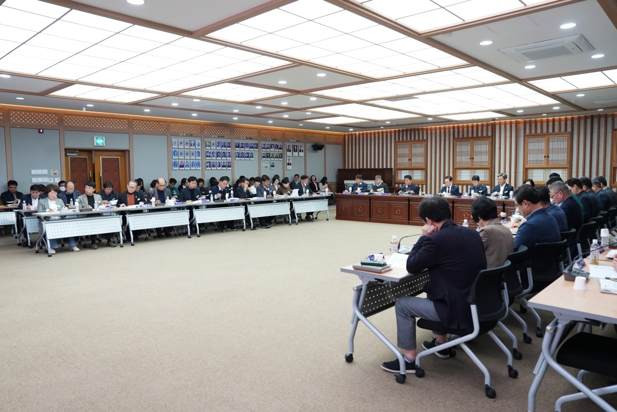 영천시는 19일 최기문 시장의 주재로 국·소장과 전 부서장이 함께 모인 가운데 ‘2025년도 국가투자예산 확보 및 신규시책 발굴 전략회의’를 개최했다.[영천시 제공]