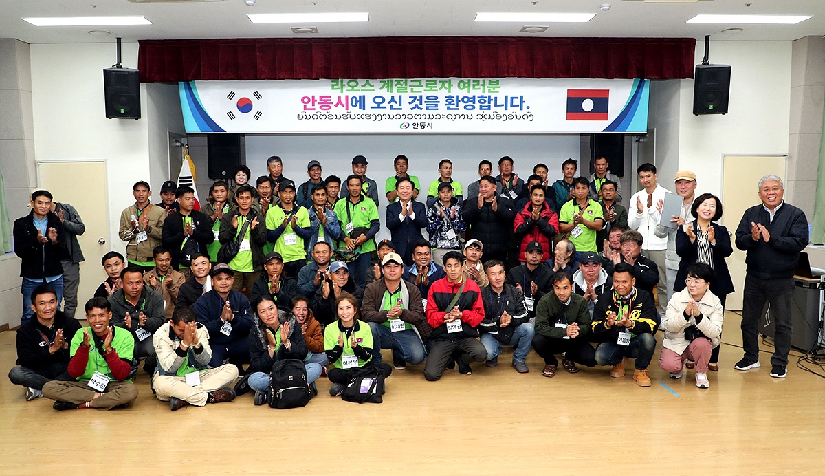 안동시 농촌들녘 일손부족을 해소할 라오스 계절근로자들이 속속 입국하고 있다.  지난 18일 안동에 도착한 라오스 계절근로자들이   안동시청에서 열린 환영식후 기념사진을 찍고있다(안동시 제공)