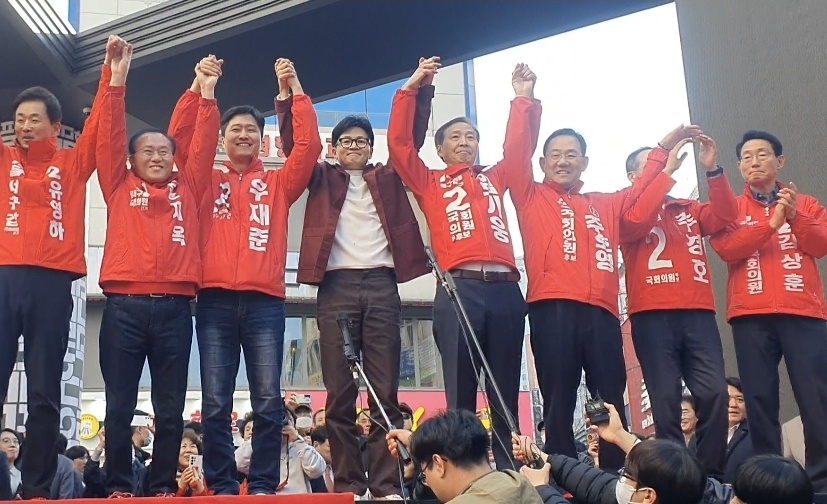 한동훈 국민의힘 비대위원장이 21일 오후 대구 중구 동성로에서 대구지역 출마자들과 함께 인사를 하고 있다.[사진=김병진 기자]