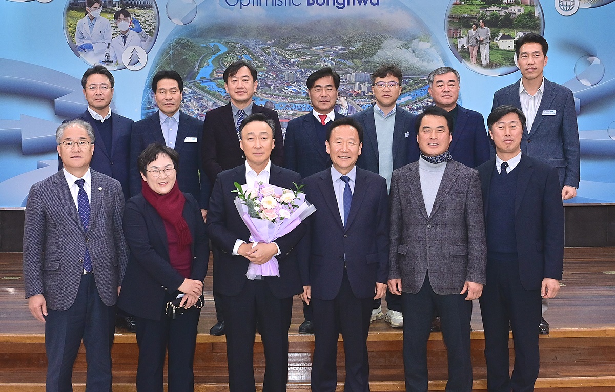 봉화군 홍보대사로 위촉된 배우 이성민이 박현국 봉화군수등과 함께 기념사진을 찍고 있다(봉화군 제공)