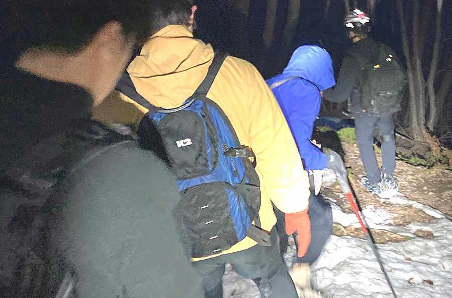 울릉도 성인봉 등반에 나섰던 60대여성이 기력저하로 거동이 어려워 소방당국에 의해  무사히 하산하고 있다(포항 남부소방서 제공)