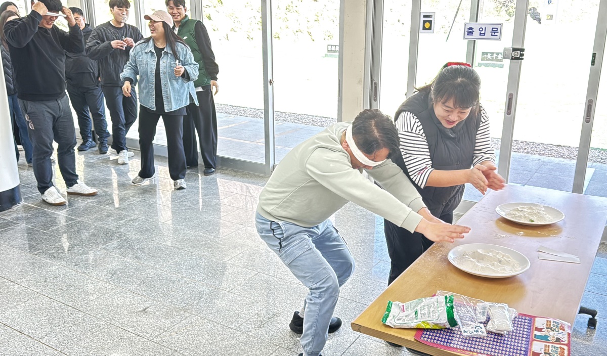 눈가리고 입으로 떡먹기 게임을 하며 즐거워 하고 있다(울릉청년단 제공)