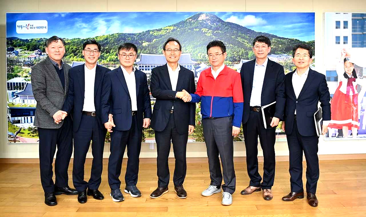 경북 북도청을 방문한 박남서 영주시장이 이철우 경북도지사와 만나 기념사진을 찍고있다 (영주시 제공)