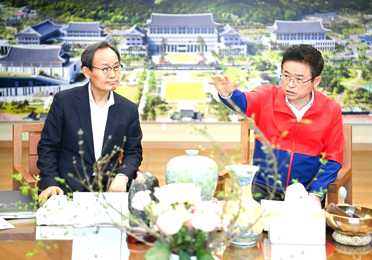 박남서 영주시장이 이철우 경북도지사에게 지역 현안사업 지원을 요청하고 있다.(영주시 제공)