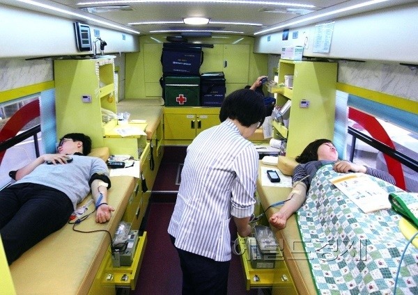 경북안동시가 오는 27일 공직자와 시민들을 대상으로 사랑의 헌혈을 진행한다, 사진은 수년전 안동 시청 마당에서 열린 헌혈운동 참여 모습(헤럴드 DB)