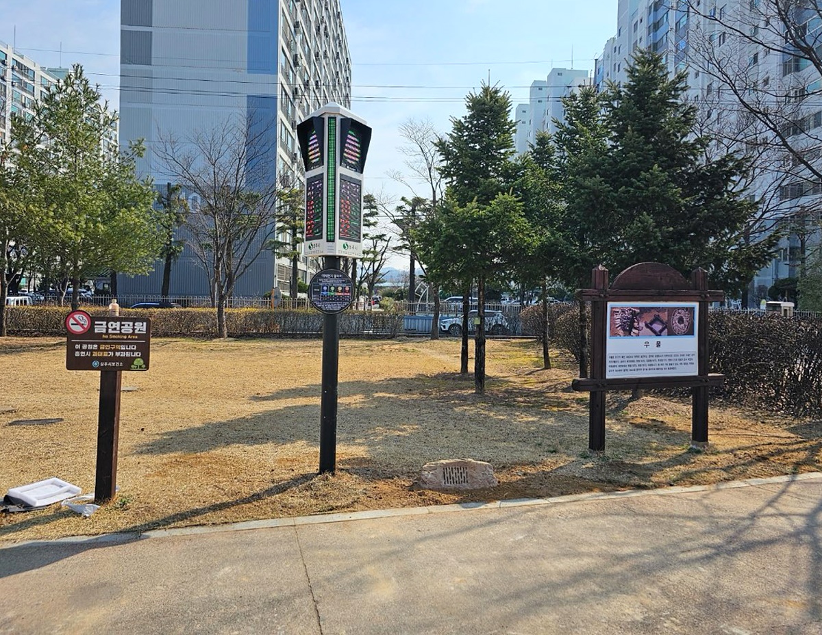 상주시가 최근 시립도서관 앞 상주시민문화공원에 설치한 세먼지 신호등(상주시 제공)