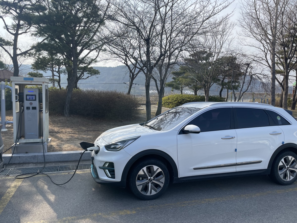 영덕군 완속 충전기에서 충전 중인 전기자동차 모습.[영덕군 제공]