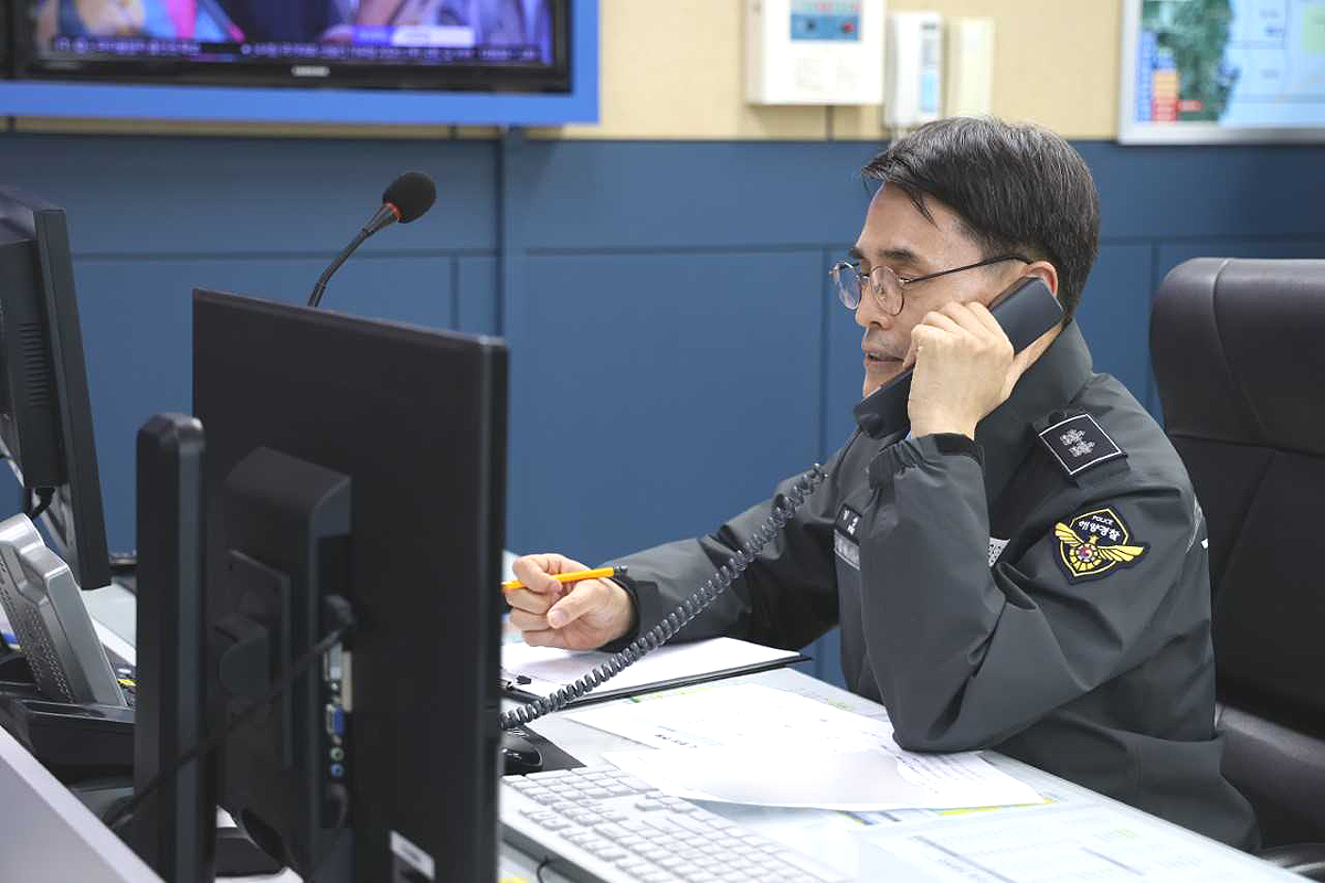 26일 김성종 동해해경청장이  영상통화를 통해 풍랑특보속 원거리조업선 안전관리와 직원들의 안전과 건강을 당부하고 있다(동해해경청 제공)