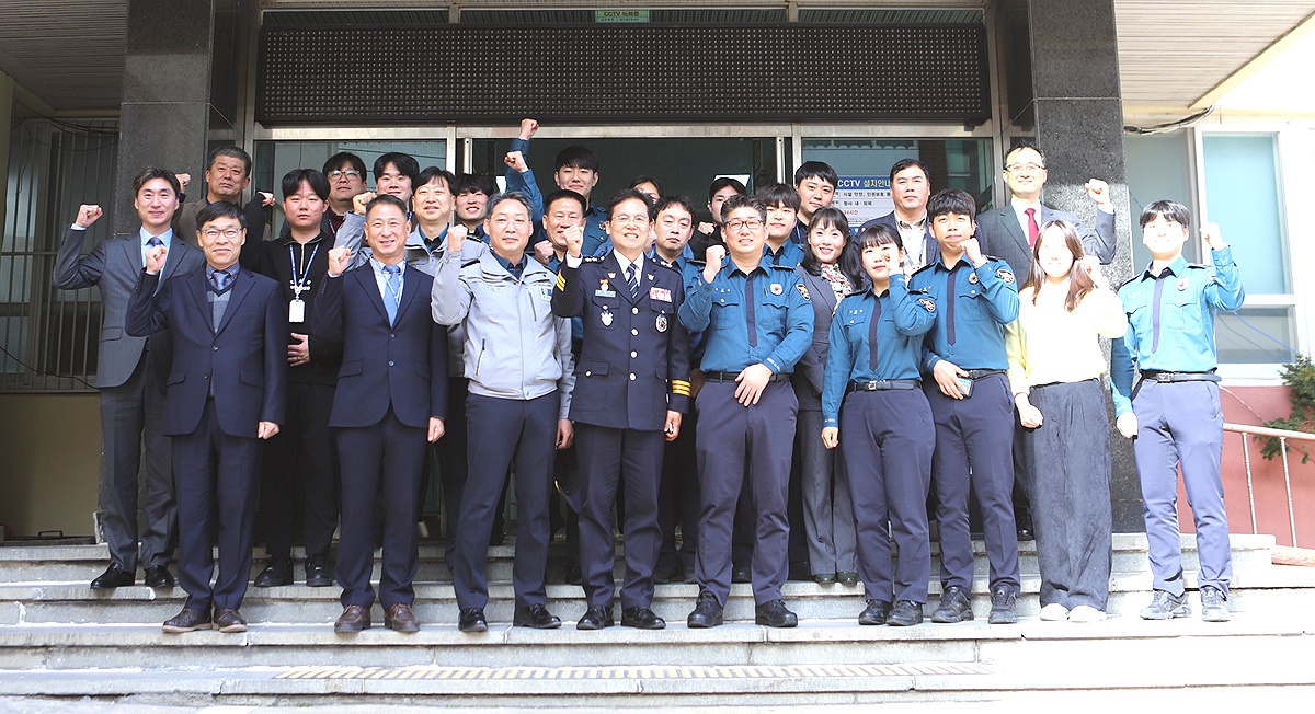 울릉경찰서를 방문한 김철문(앞줄 왼쪽 네번째) 경북경찰청장이 직원들과 가념사진을 찍고 있다(경북 경찰청 제공)