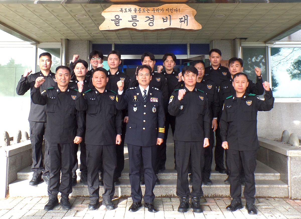 김철문 경북경찰청장(앞줄 가운데)이 울릉경비대를 방문해 직원들을 격려한후 기념사진을 찍으며 파이팅을 외치고 있다(경북 경찰청 제공)