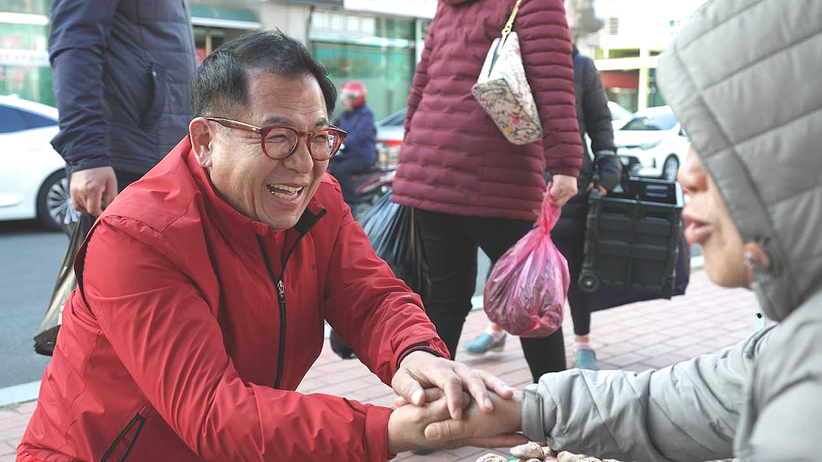 이상휘 국민의힘 포항남.울릉 국회의원 후보가 시장 상인을 만나 대화를 나누고 있다. (이상휘 후보 제공)