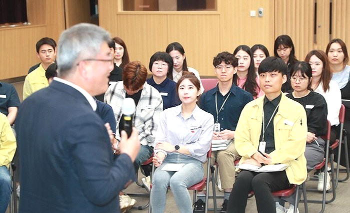김학동 예천군수와 젊은 직원들이 28일 군청 대강당에서 저출산 위기 극복을 위한 공감토크를 진행하고 있다. (예천군 제공)