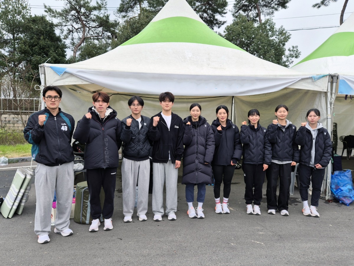 안동시청 롤러경기단 선수단이 파이팅을 외치고 있다(안동시 제공)