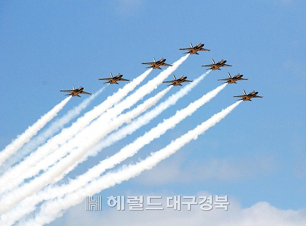지난 2018년 6월 예천 공군 16전비에서 열린 Space Challenge 2018 경상북도 북부지역 예선대회를 위해 축하비행하는 블랙이글스가 초여름의 예천하늘을 수놓았다(사진=김성권 기자)