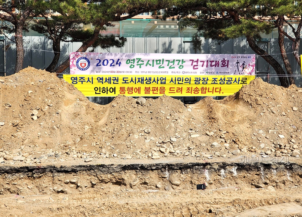 공사현장에서 발생한 사토를 무단으로 도로변에 방치하면서 가림막도 설치않돼 날림먼지를 유발시키고 있지만 당국의 단속은 전무하다(사진=김성권 기자)