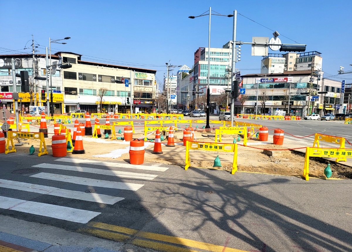 남부육거리 일대 공사현장에는  노란 휀스로 온통 설치해놓고 공사는  하세월이다(사진=김성권 기자)
