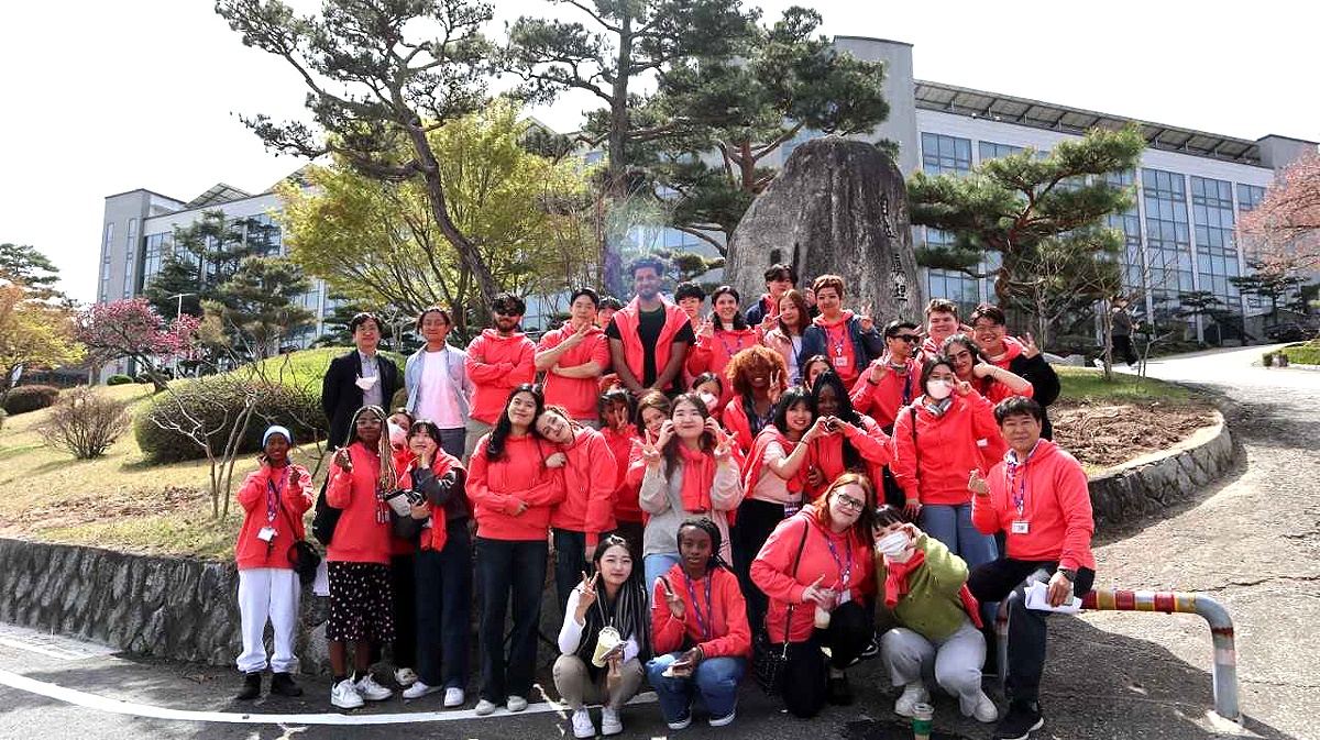 경북 전문대학교   자매대학인 영국 CCCG 대학생31명이  경북전문대에서 기념사진을 찍고있다(경북 전문대 제공)