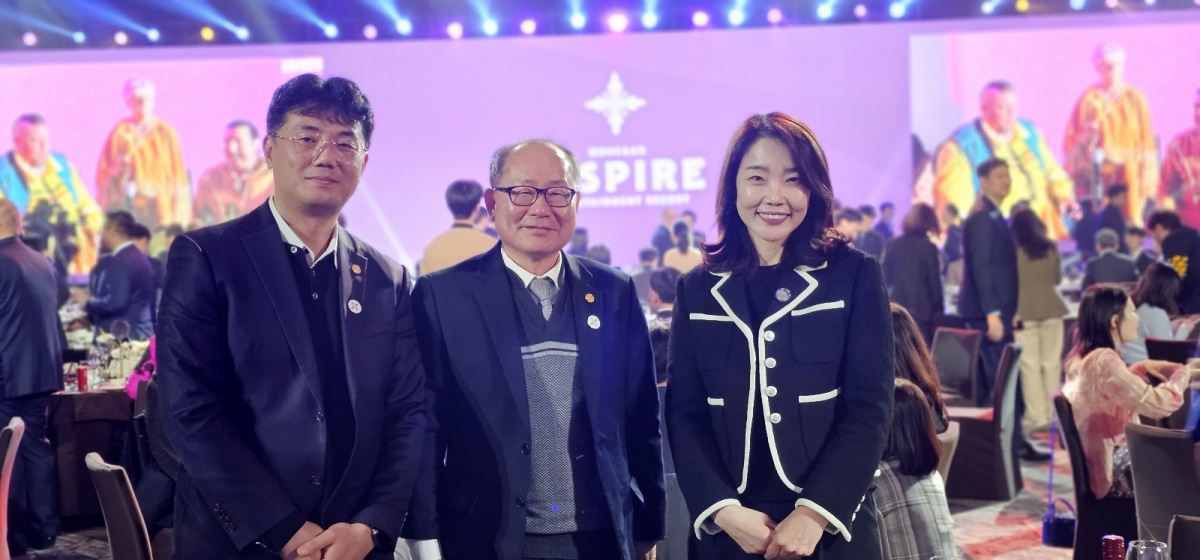 지난달 5일 인스파이어 그랜드 오픈식에 참석한 김창환 센터장, 이재용 총장, 김현주 학과장(왼쪽부터).[영남이공대 제공]