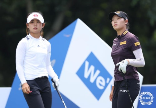 대회 첫날부터 같은 조로 격돌하는 방신실(오른쪽)과 황유민. [사진=KLPGA]