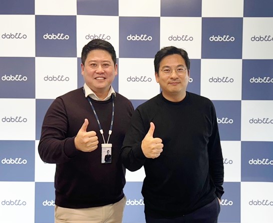 황재윤 교수(오른쪽)와 주식회사 다비오 박주흠 대표이사.[DGIST 제공]