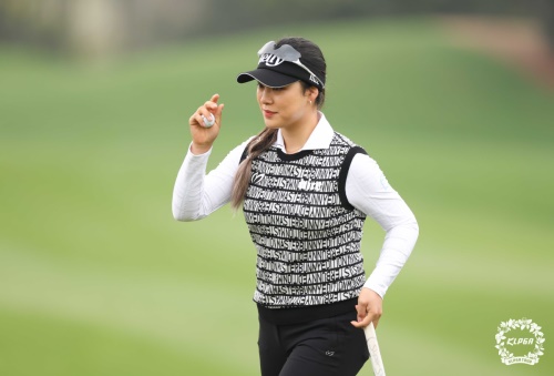 11번 홀에서 버디를 잡고 갤러리에게 인사하며 미소 짓는 윤이나. [사진=KLPGA]