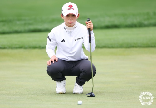 2라운드 도중 15번 홀에서 그린을 파악하고 있는 황유민. [사진=KLPGA]