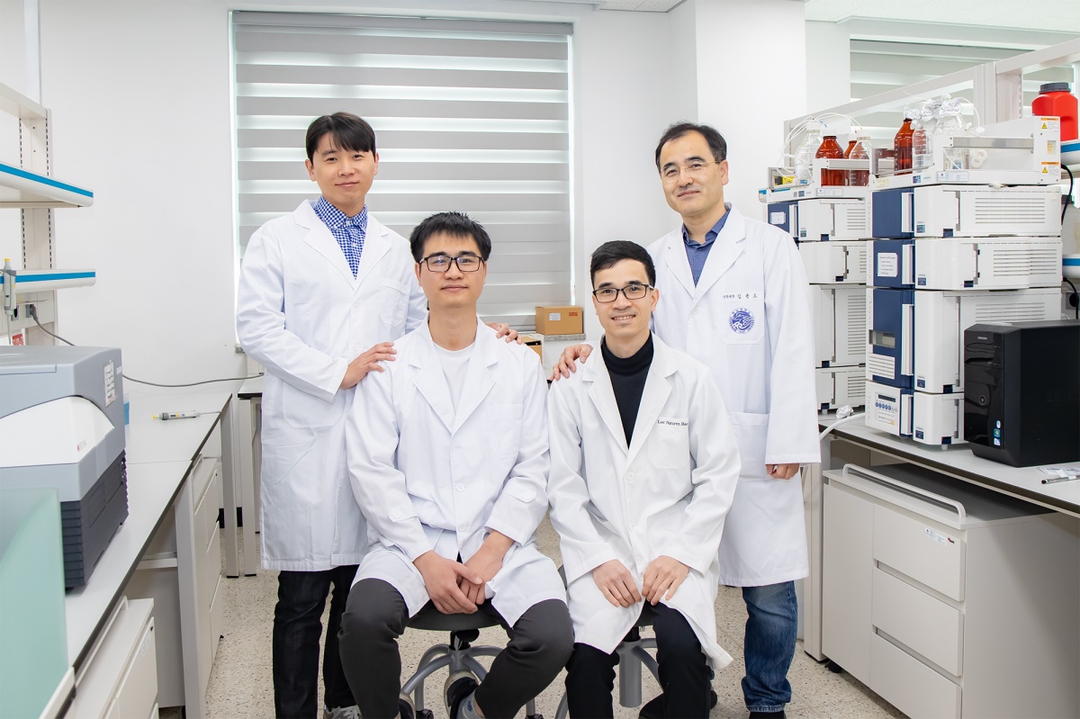 영남대 약학부 김종오·김정환 교수 연구팀. 김정환 교수(왼쪽부터), 레응옥두이(Le Ngoc Duy, ACS Nano 제1저자), 응웬바오록(Nguyen Bao Loc, Nano Today 제1저자) 학생, 김종오 교수.[영남대 제공]