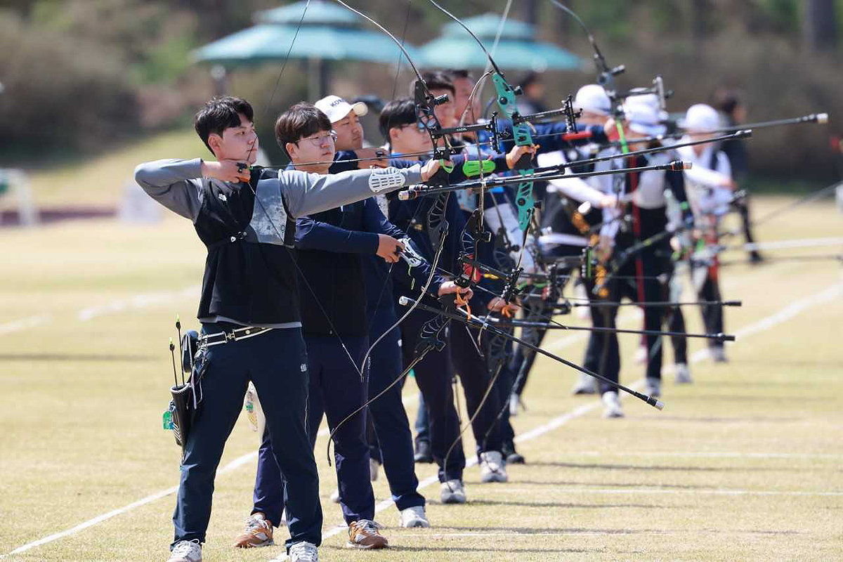 2024년 양궁 국가대표 최종 관문인 2차 평가전’에 참가한 양궁 남자선수들이 예천 진호양궁장에서 훈련하고 있다. (예천군 제공)
