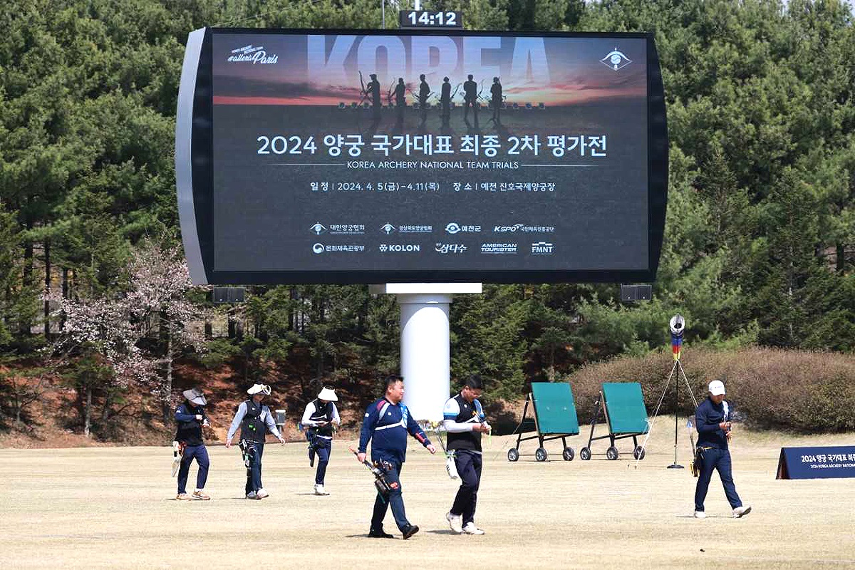 2024년 양궁 국가대표 최종 관문인 2차 평가전’에 참가한 양궁 남자선수들이 예천 진호양궁장에서 훈련하고 있다. (예천군 제공)
