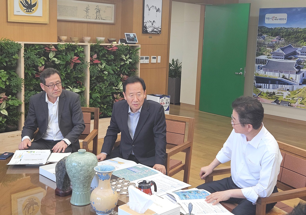 박현국 봉화군수가 이철우 도지사와의 면담을 통해 지역현안 사업을 건의하고 있다(봉화군 제공)