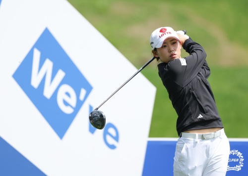 최종라운드 도중 드라이버샷을 날리고 있는 황유민. [사진=KLPGA]