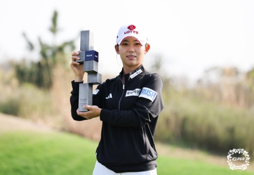 우승 트로피를 들고 포즈를 취한 황유민. [사진=KLPGA]