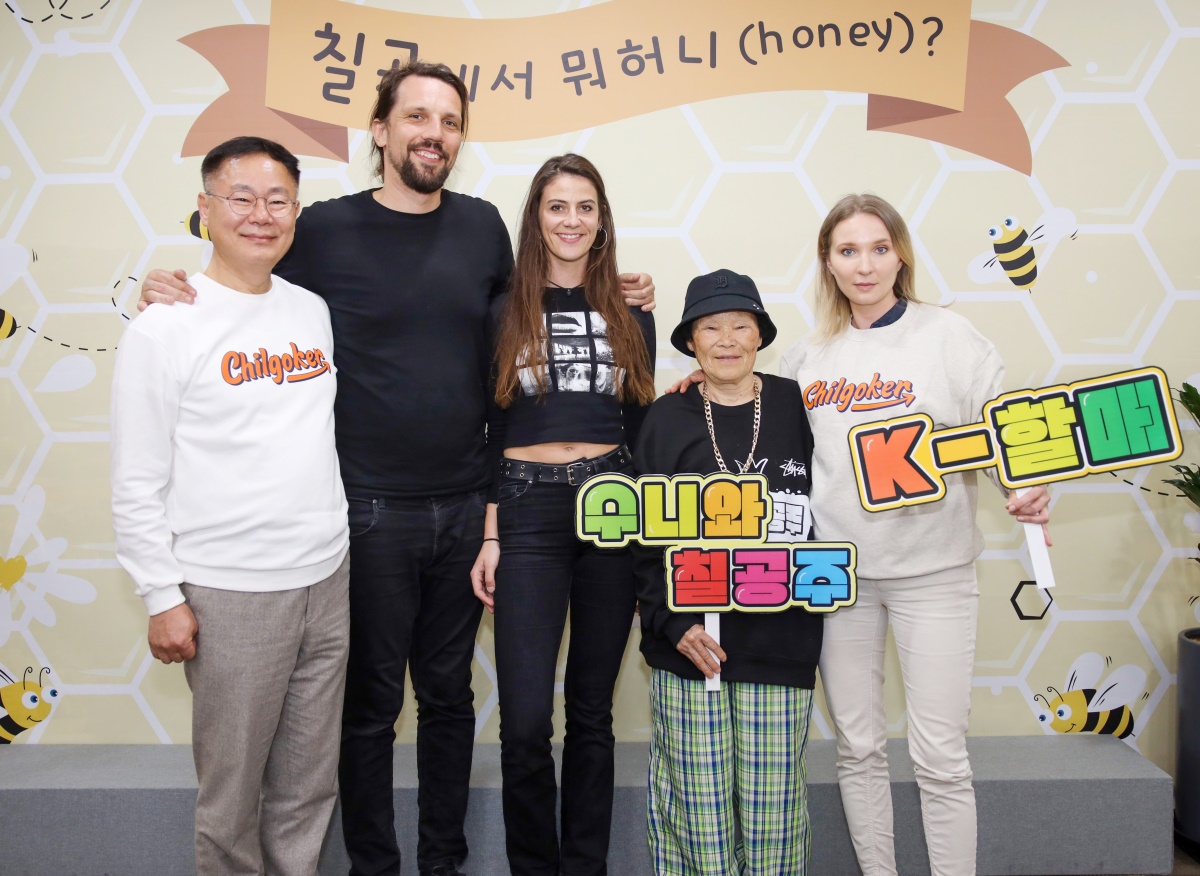 김재욱 칠곡군수가 수니와 칠공주 리더 박점순 할머니와 칠곡군을 찾은 폴란드 대사관 관계자를 비롯한 폴란드 출신 영화감독과 사진작가와 기념 촬영을 하고 있다.[칠곡군 제공]