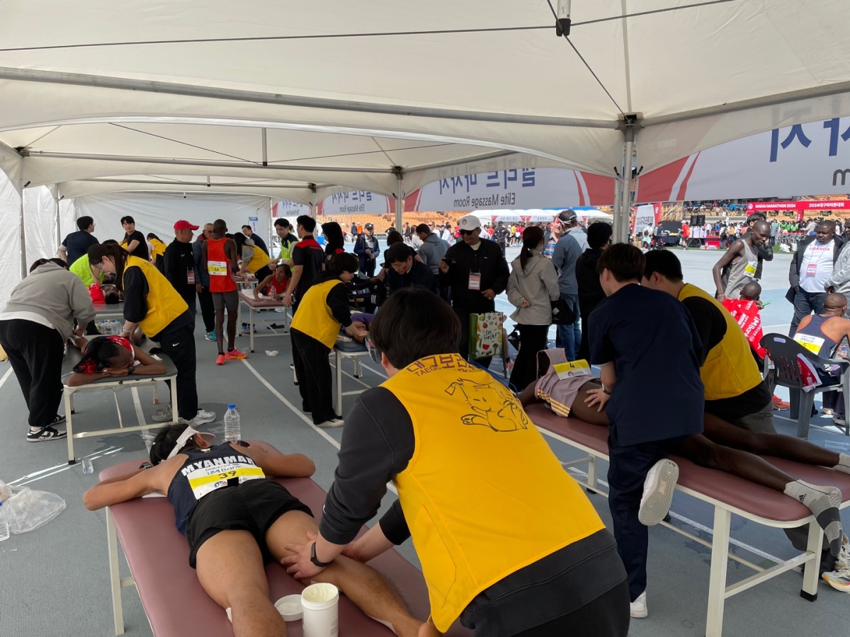 지난 7일 열린 2024 대구 마라톤대회서 봉사활을 펼친 대구보건대 물리치료학과 모습.[대구조건대 제공]