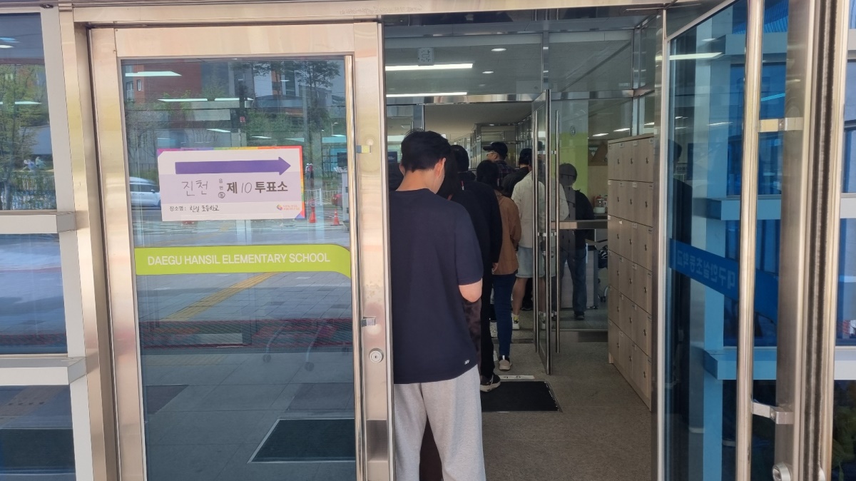 제22대 국회의원 선거가 치러진 10일 오후 대구 달서구 한실초등학교에 마련된 진천 제10투표소에서 유권자들이 소중한 한 표를 행사하기 위해 줄을 서서 기다리고 있다.[사진=김병진 기자]
