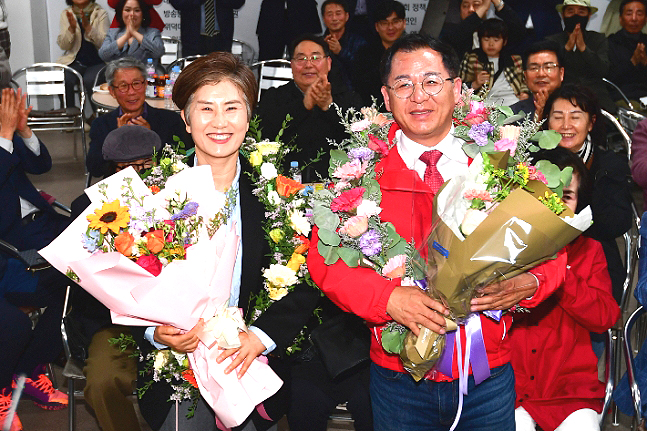 이상휘(포항남.울릉)당선인이 캠프에서 당선이 유력시 되자 부인과 함께 지지자들이 건네준 꽃다발을 들고 기뻐하고 있다.(이상휘 후보캠프 제공)