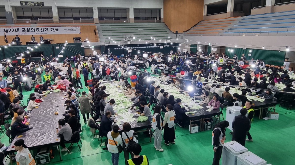 10일 오후 대구 성서 계명대 체육관에 마련된 4·10 총선 개표소에서 개표 사무원들이 개표 작업을 진행하고 있다.[사진=김병진 기자]
