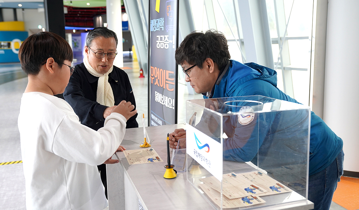 국립해양과학관을  찾은 초등학교 한 학생이   '해양과학 무엇이든 물어보세요'에서 질문을 하고 있다.(국립해양과학관 제공)