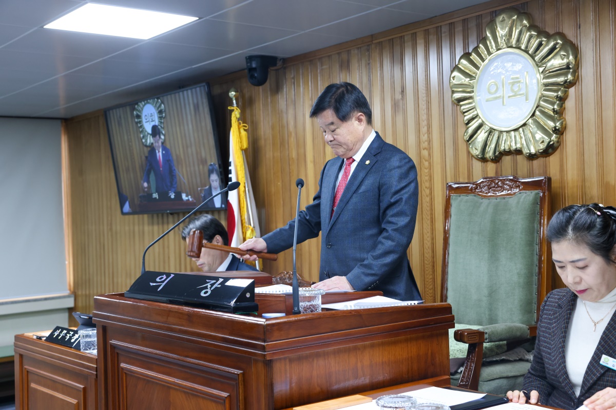 영주시의회 제 279회 임시회 1차 본회의에서 심재연 의장이 개회선언을 하고 있다(영주시 의회 제공)
