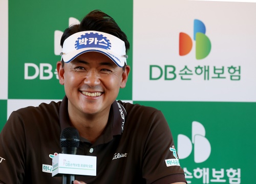 선두로 3라운드를 마친 후 활짝 웃으며 인터뷰중인 박상현. [사진=KPGA]