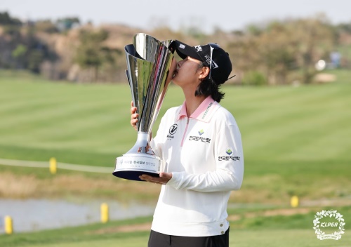 우승컵에 입맞추는 박지영. [사진=KLPGA]