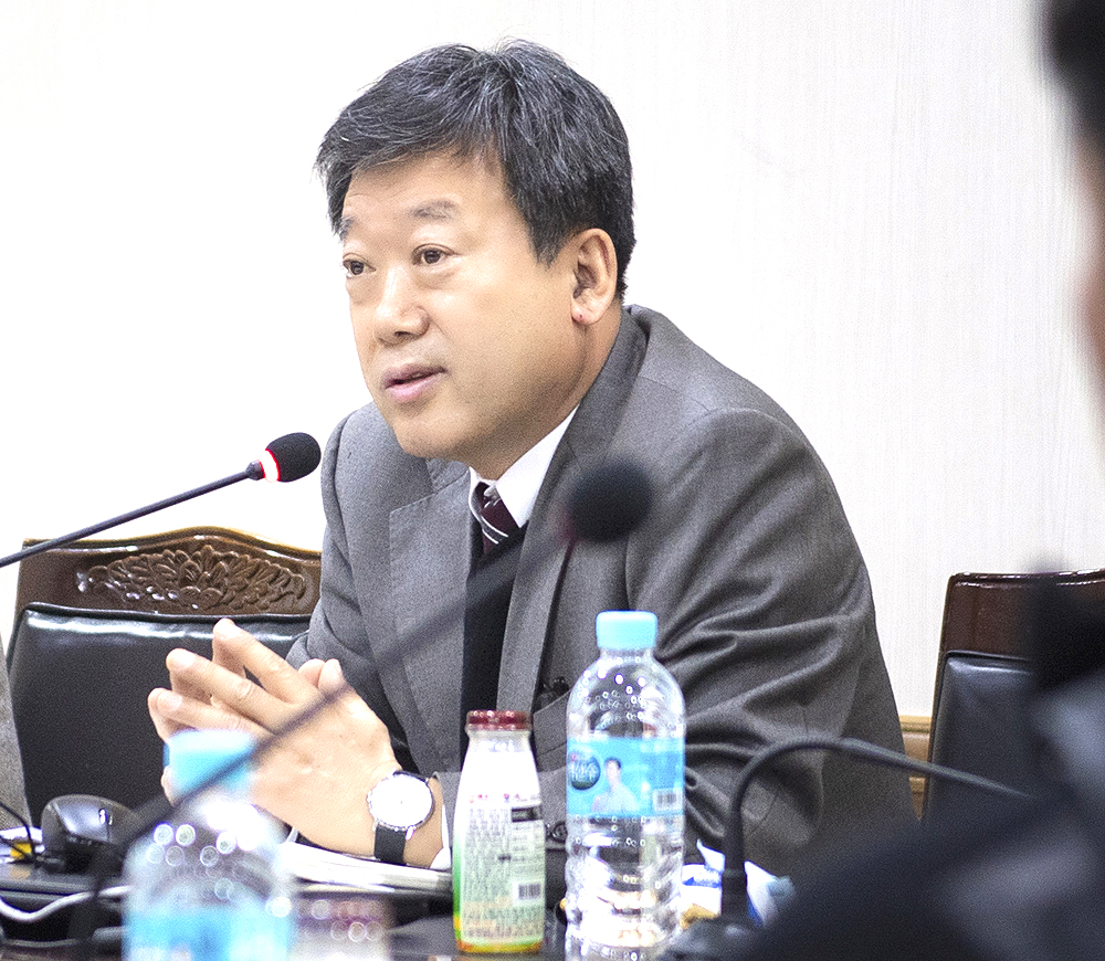 남한권 울릉군수가 내년도  국가 투자예산 확보 전략보고회를  주재하고 있다(울릉군 제공)