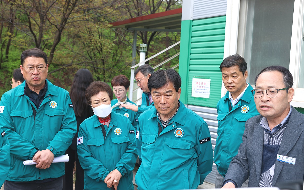영주시 의회가 주요사업장 을 방문해 현장을 확인, 점검하고 있다(영주시 의회 제공)